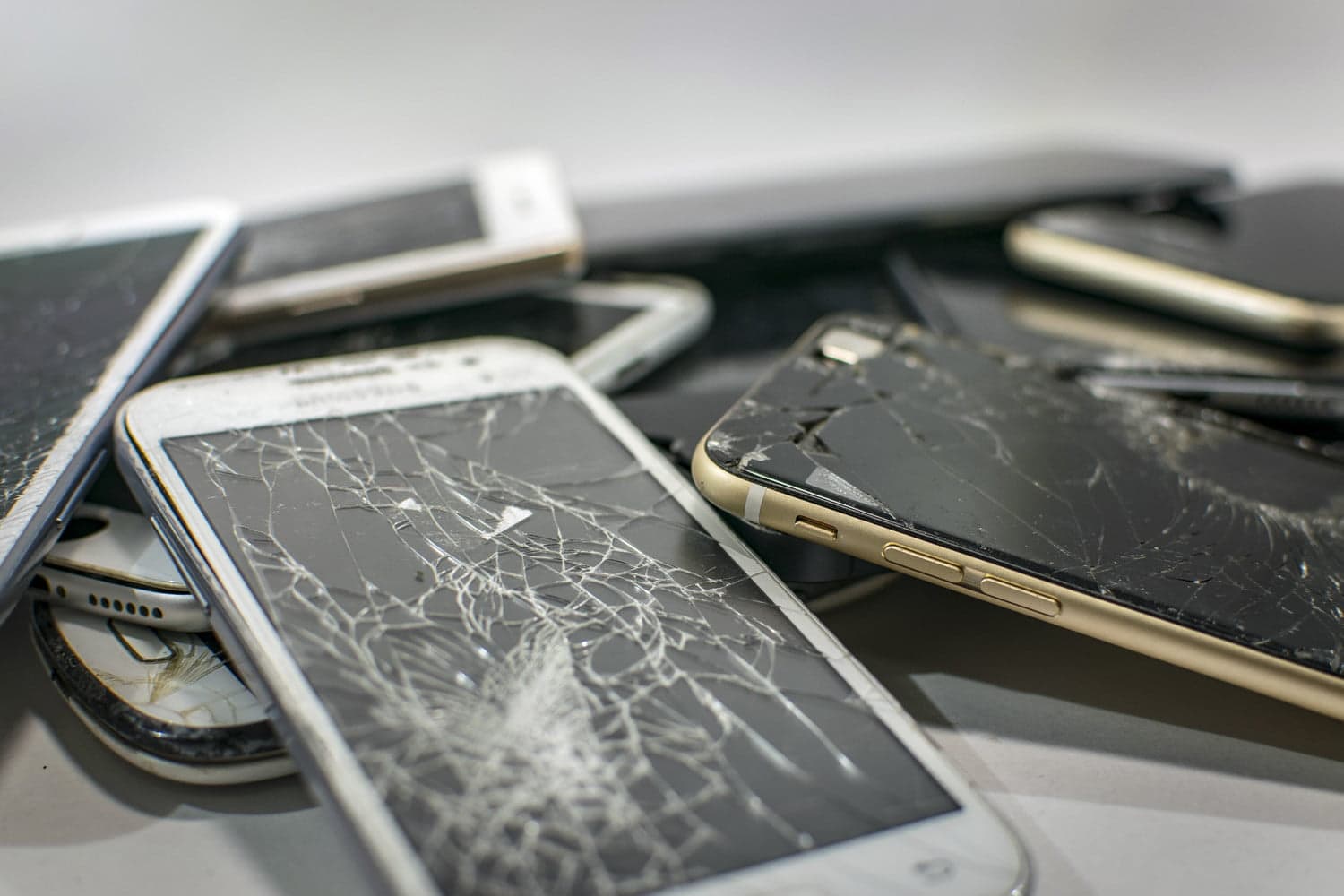 Httpsicdn2.digitaltrends.comimageclose Up Of Broken Phone.jpg